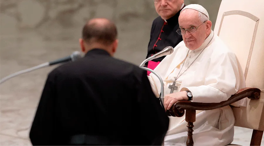 El Papa Francisco durante la audiencia del miércoles. Foto: Daniel Ibáñez / ACI Prensa