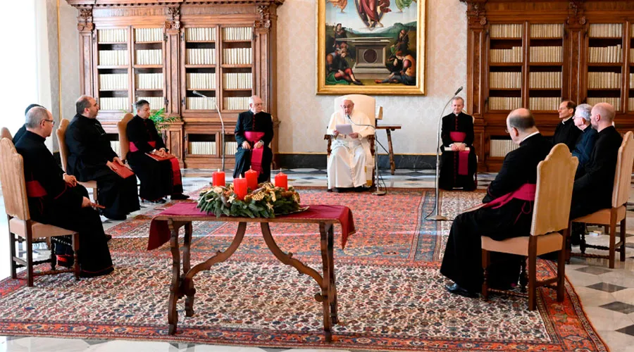 El Papa preside la Audiencia desde la Biblioteca del Palacio Apostólico. Foto: Vatican Media
