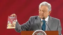 Andrés Manuel López Obrador sostiene la "cartilla moral" durante conferencia de prensa. Crédito: Captura de video / Canal oficial de YouTube de Andrés Manuel López Obrador.