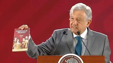 ¿Por qué la Iglesia en México no repartirá la cartilla moral de López Obrador?