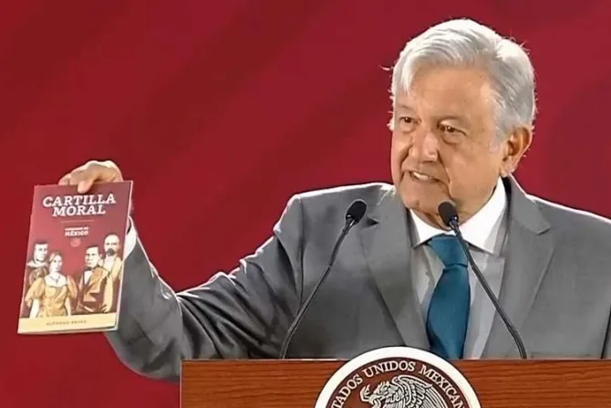 ¿Por qué la Iglesia en México no repartirá la cartilla moral de López Obrador?