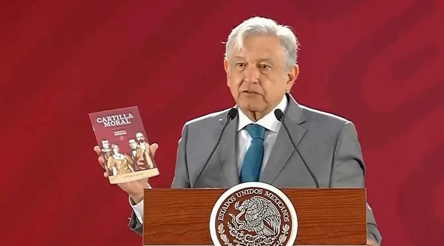 Andrés Manuel López Obrador sostiene la "cartilla moral" durante conferencia de prensa. Crédito: Captura de video / Canal oficial de YouTube de Andrés Manuel López Obrador.?w=200&h=150