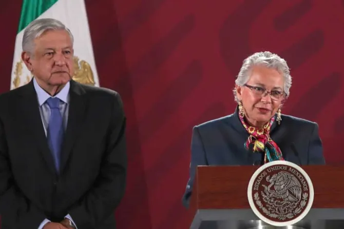 Secretaria de López Obrador posa en fotografía con pañuelo verde del aborto