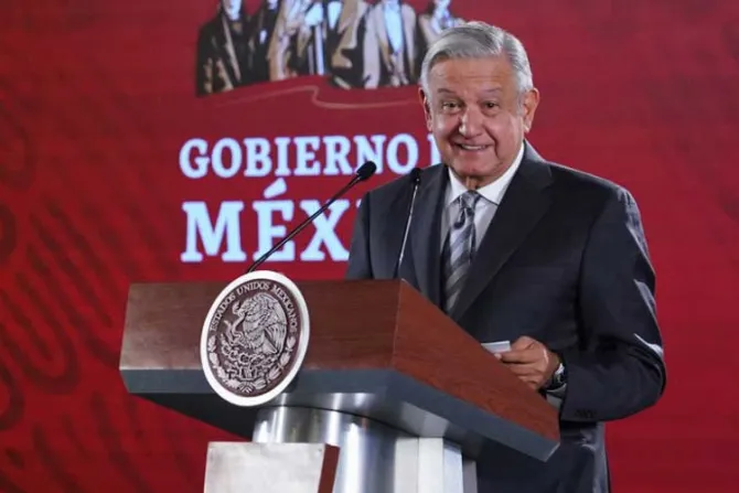 López Obrador toma distancia de decisión de que niños usen faldas en escuelas