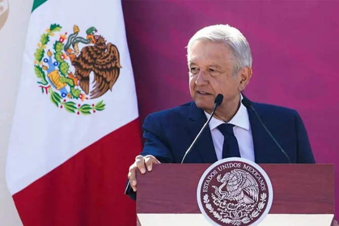 Miles piden a López Obrador que archive denuncia de lobby gay contra Arzobispo