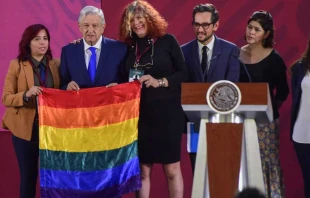 Andru00e9s Manuel Lu00f3pez Obrador sostiene la bandera gay durante conferencia de prensa del 17 de mayo de 2019. Foto: Sitio Oficial de Andru00e9s Manuel Lu00f3pez Obrador. 