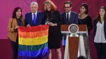 Andrés Manuel López Obrador sostiene la bandera gay durante conferencia de prensa del 17 de mayo de 2019. Foto: Sitio Oficial de Andrés Manuel López Obrador.