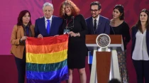 Andru00e9s Manuel Lu00f3pez Obrador sostiene la bandera gay durante conferencia de prensa del 17 de mayo de 2019. Foto: Sitio Oficial de Andru00e9s Manuel Lu00f3pez Obrador.