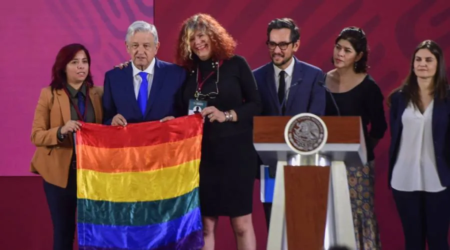 Andrés Manuel López Obrador al instaurar el “día nacional de la lucha contra la homofobia, lesbofobia, transfobia y bifobia”, el 17 de mayo de 2019. Crédito: Sitio web oficial de López Obrador.