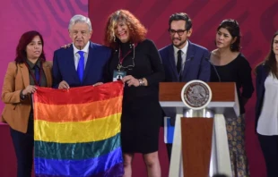 Andru00e9s Manuel Lu00f3pez Obrador al instaurar el u201cdu00eda nacional de la lucha contra la homofobia, lesbofobia, transfobia y bifobiau201d, el 17 de mayo de 2019. Cru00e9dito: Sitio web oficial de Lu00f3pez Obrador. 
