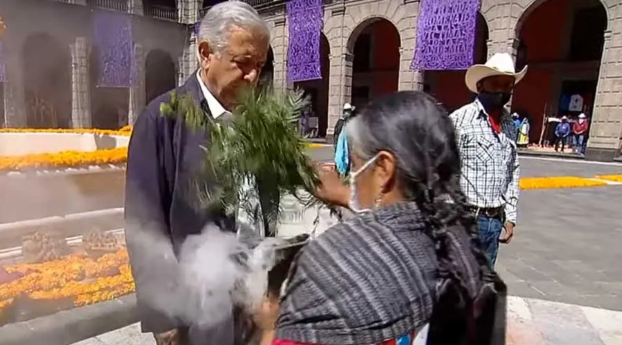 Andrés Manuel López Obrador participa en una "limpia" al interior de Palacio Nacional el 31 de octubre. Crédito: YouTube / Andrés Manuel López Obrador.