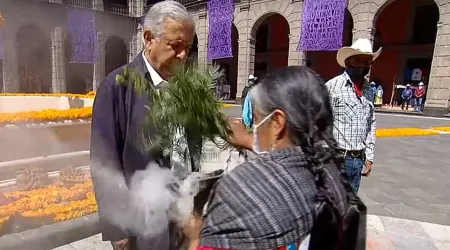 López Obrador participa en ritual pagano por día de muertos en Palacio Nacional