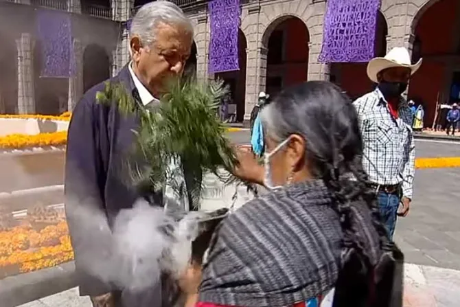 López Obrador participa en ritual pagano por día de muertos en Palacio Nacional