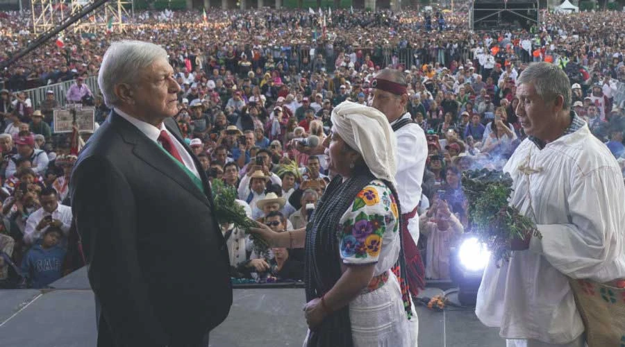 Andrés Manuel López Obrador durante "purificación" a manos de pueblos originarios en el Zócalo de Ciudad de México, el 1 de diciembre. Foto: lopezobrador.org.mx?w=200&h=150