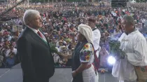 Andrés Manuel López Obrador durante "purificación" a manos de pueblos originarios en el Zócalo de Ciudad de México, el 1 de diciembre. Foto: lopezobrador.org.mx