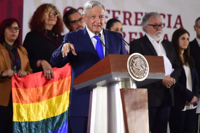 Lamentan que López Obrador se someta a “dictadura diabólica” de ideología de género