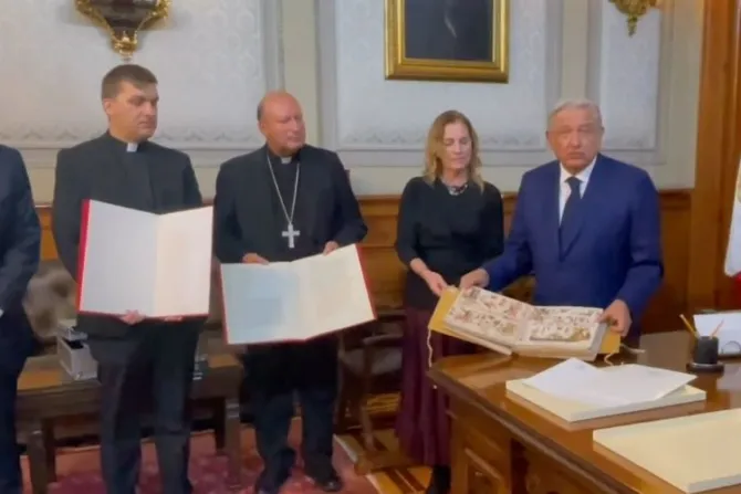 El Papa Francisco regala a México copias de códices vaticanos
