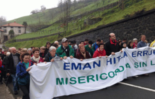 Mons. Munilla preside cabecera de la marcha al Santuario de Aru00e1nzazu por los cristianos perseguidos. FOTO: Diu00f3cesis de Guipu00fazcoa.  