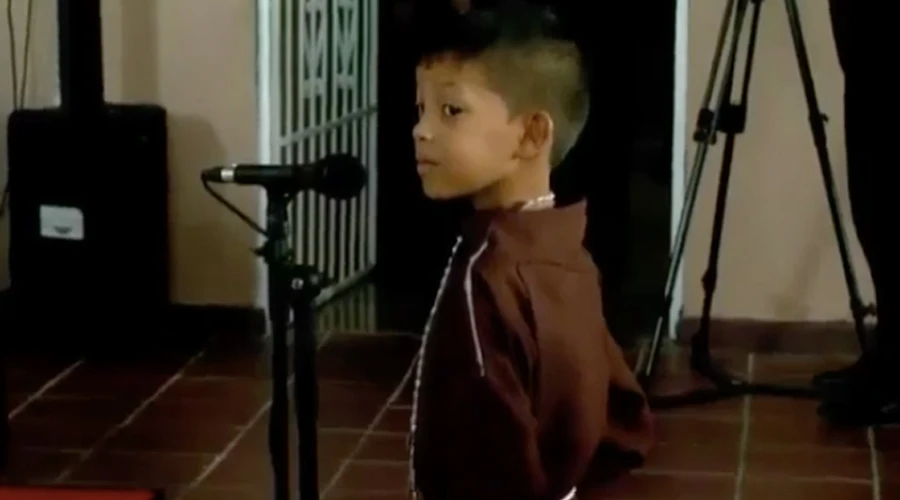 Abraham Guerra canta al Papa Francisco / Foto: Captura Youtube?w=200&h=150