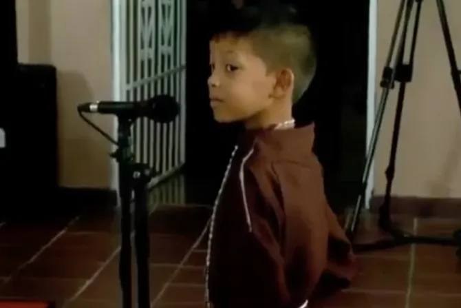 Niño vestido de “franciscano” cantó una sencilla canción al Papa Francisco [VIDEO]
