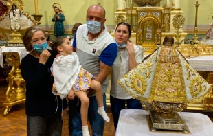 Abigal y su familia junto a la Virgen de San Juan de los Lagos. Cru00e9dito: Cortesu00eda de Everardo Lu00f3pez Padilla 