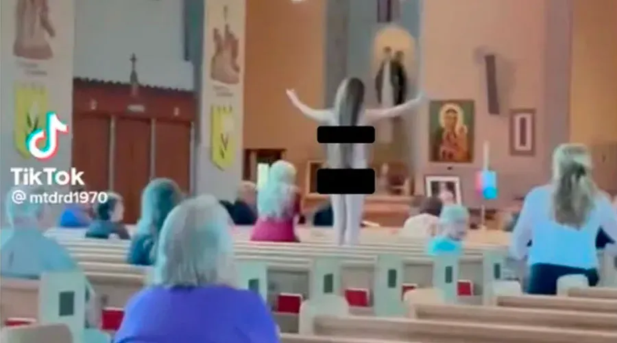 Mujer semidesnuda irrumpe en Misa gritando lemas pro aborto