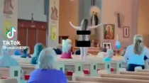 Una mujer semidesnuda irrumpe en una Misa en iglesia católica en Estados Unidos gritando lemas abortistas. Captura TikTok