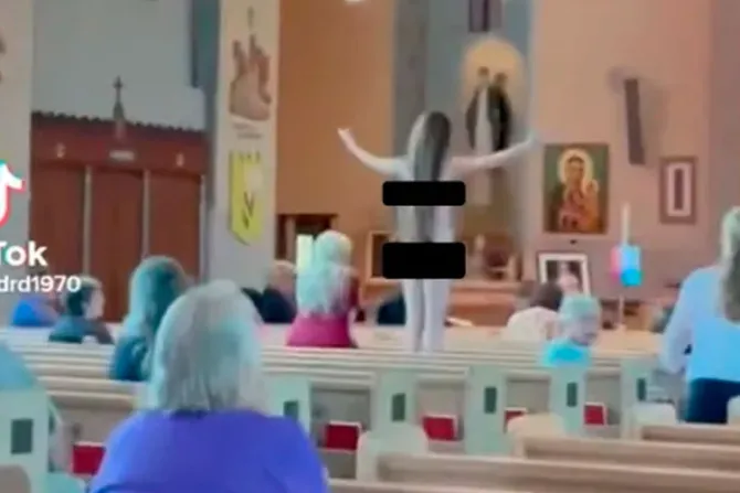 Mujer semidesnuda irrumpe en Misa gritando lemas pro aborto