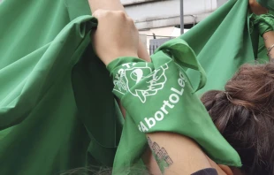 Imagen referencial / Pau00f1uelo verde caracteru00edstico de los promotores del aborto. Cru00e9dito: David Ramos / ACI Prensa. 