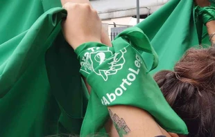 Imagen referencial / Pau00f1uelo verde de promotores del aborto. Cru00e9dito: David Ramos / ACI Prensa. 