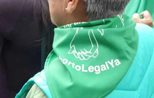 Imagen referencial / Pau00f1uelo verde de promotores del aborto. Cru00e9dito: David Ramos / ACI Prensa. 