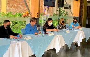 Miembros del Frente Nacional por la Vida de Costa Rica en el lanzamiento de la campau00f1a u201cFirmo por la Vidau201d / Cru00e9dito: Frente Nacional por la Vida  