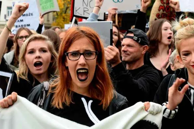 Polonia: Violencia de marchas abortistas tumba la iniciativa pro-vida