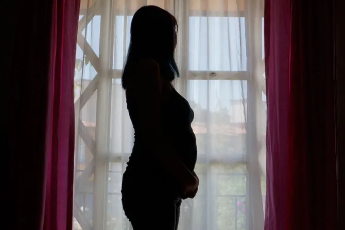 Grupos feministas presionan para que adolescente aborte a su bebé en Perú