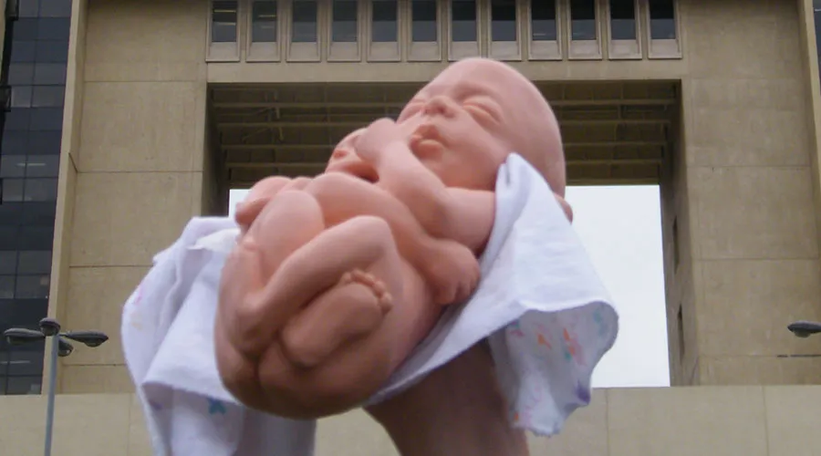 Representación bebé en gestación frente al Congreso de Chile/ Foto: ACI Prensa (Giselle Vargas)