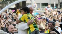 Nathan de Brito abraza al Papa Francisco durante su visita a Río de Janeiro por la JMJ 2013. Crédito: Archivo personal.