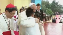 El Papa Francisco abraza a Jun Chura (14) y Glyzelle Palomar en el encuentro con los jovenes en la Universidad Santo Tomas de Manila. Captura Youtube