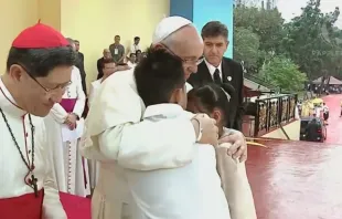 El Papa Francisco abraza a Jun Chura (14) y Glyzelle Palomar en el encuentro con los jovenes en la Universidad Santo Tomas de Manila. Captura Youtube 