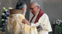 El Papa y el Catholicós se abrazan. Foto: Edward Pentin / ACI Prensa
