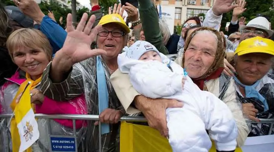 La abuela y su nieto que aparecen en la nueva tarjeta de oración y saludo del Papa Francisco lo saludan en Rumania, en 2019. Crédito: Vatican Media.?w=200&h=150