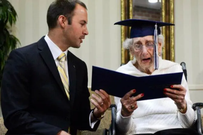 Esperó 80 años para graduarse tras una vida entregada a cuidar de su familia
