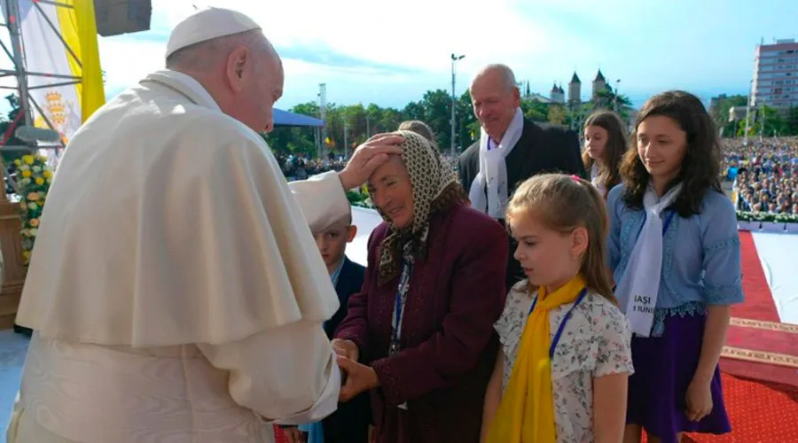Elisabetta y Ioan, junto a su numerosa familia, saludan al Papa Francisco en Iasi, Rumanía / Crédito: Vatican News