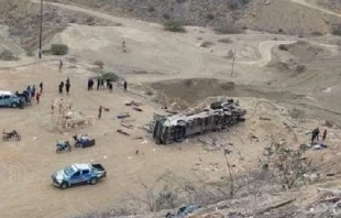 El bus accidentado en el norte del Peru00fa. Cru00e9dito: Twitter Agencia ANDINA 