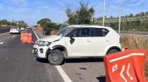 Auto dañado tras accidente vehicular en carretera de México, del que fue testigo el P. Salvador Nuño. Crédito: Facebook del P. Salvador Nuño.