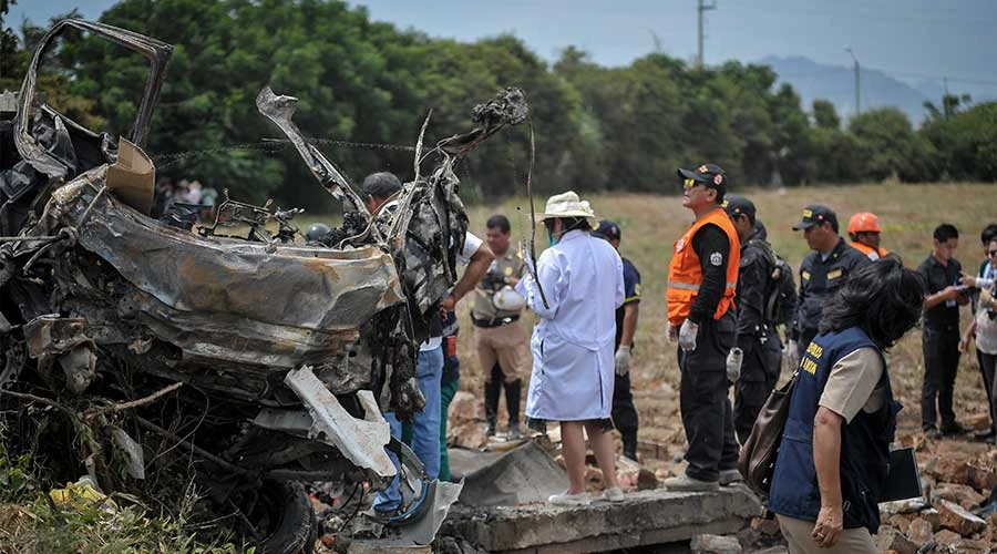 Restos de vehículo y autoridades en zona del accidente, en Trujillo, Perú. Foto: Cortesía Alexander Acevedo.?w=200&h=150