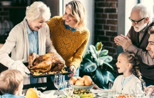 Una familia celebra el Du00eda de Acciu00f3n de Gracias. Cru00e9dito: Shuttestock 
