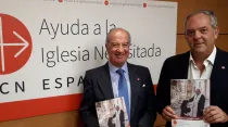 Antonio Sáinz de Vicuña, presidente de ACN España (izq) y Javier Menéndez Ros, director de ACN España (dcha). Crédito: ACN España