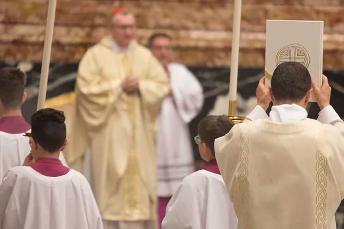 Conoce a los adolescentes que trabajan en el Vaticano sirviendo al Papa Francisco