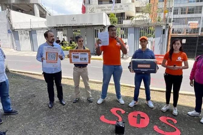 Entregan más de 10 mil firmas exigiendo que se garantice la libertad religiosa en México