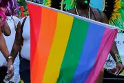 Activista gay baila y se desnuda en atrio de Catedral católica
